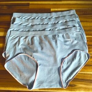 🛍️ Size 6 100% Nylon stretch a lot  light blue and pink. Never worn too  small.